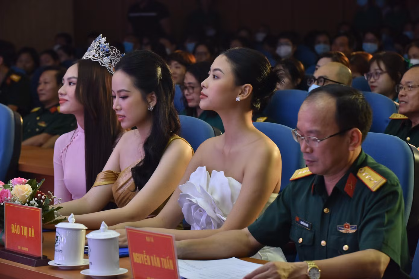 3 người đẹp cùng có mặt với vai trò là khách mời trong chương trình.