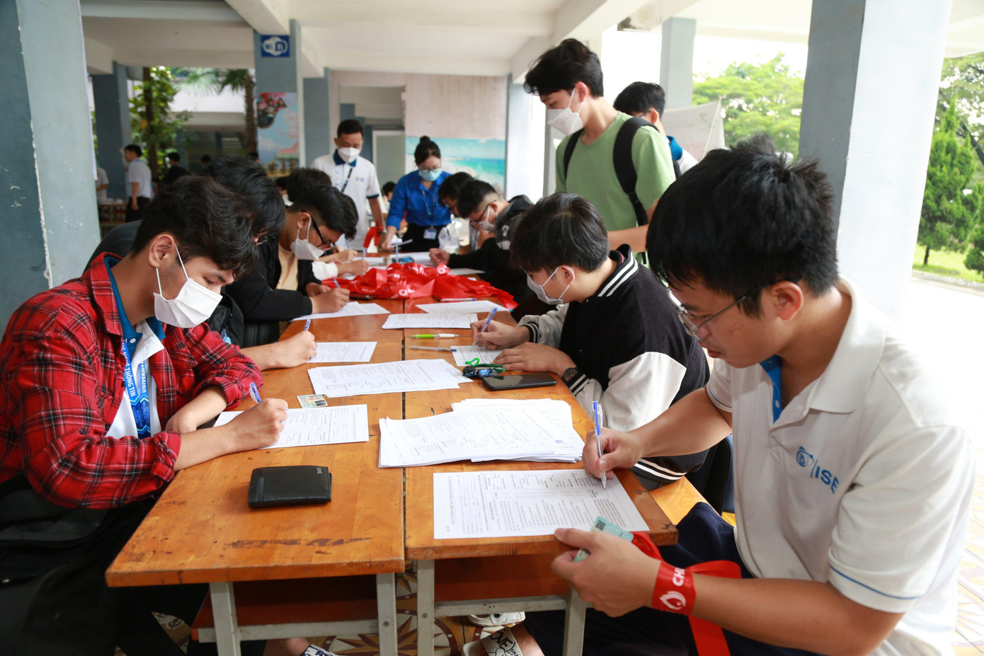 Nhiều bạn sinh viên tranh thủ sau giờ học xuống sảnh đăng ký hiến máu. (Ảnh: Ngô Tùng)