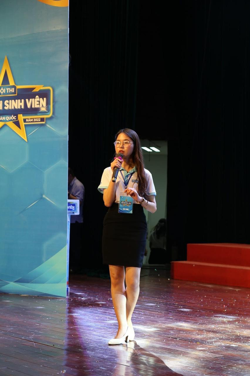 Châu Anh tự tin trình bày phần thi.