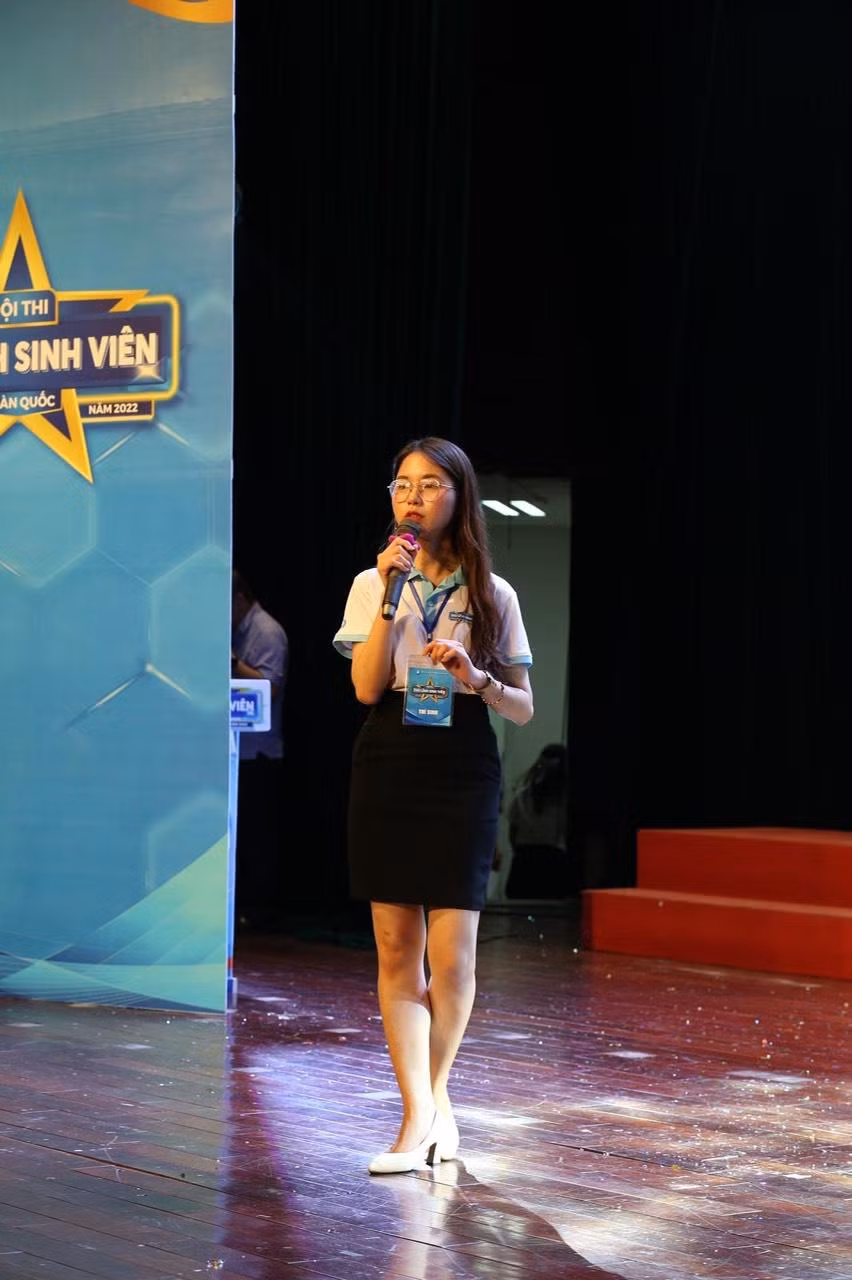 Châu Anh tự tin trình bày phần thi.