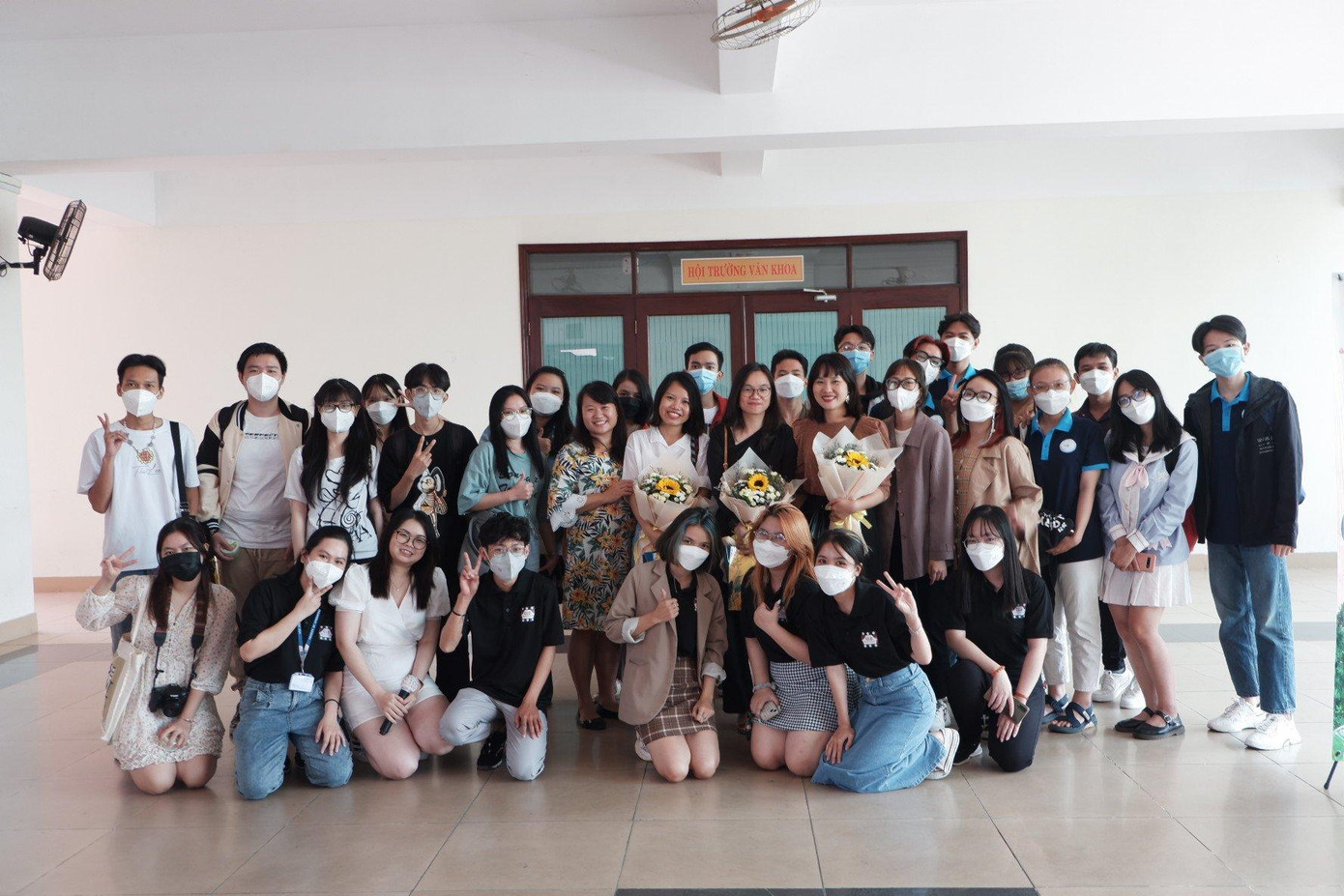 Các bạn sinh viên chụp ảnh lưu niệm với khách mời buổi talkshow.