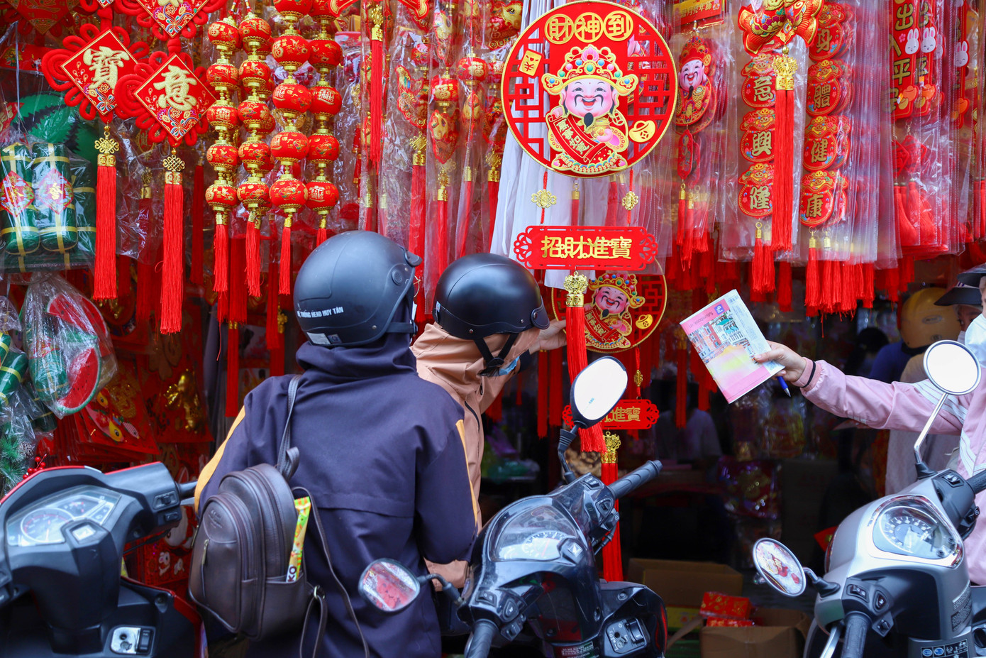 Nhiều bạn trẻ cũng tranh thủ đi sắm đồ trang trí Tết.