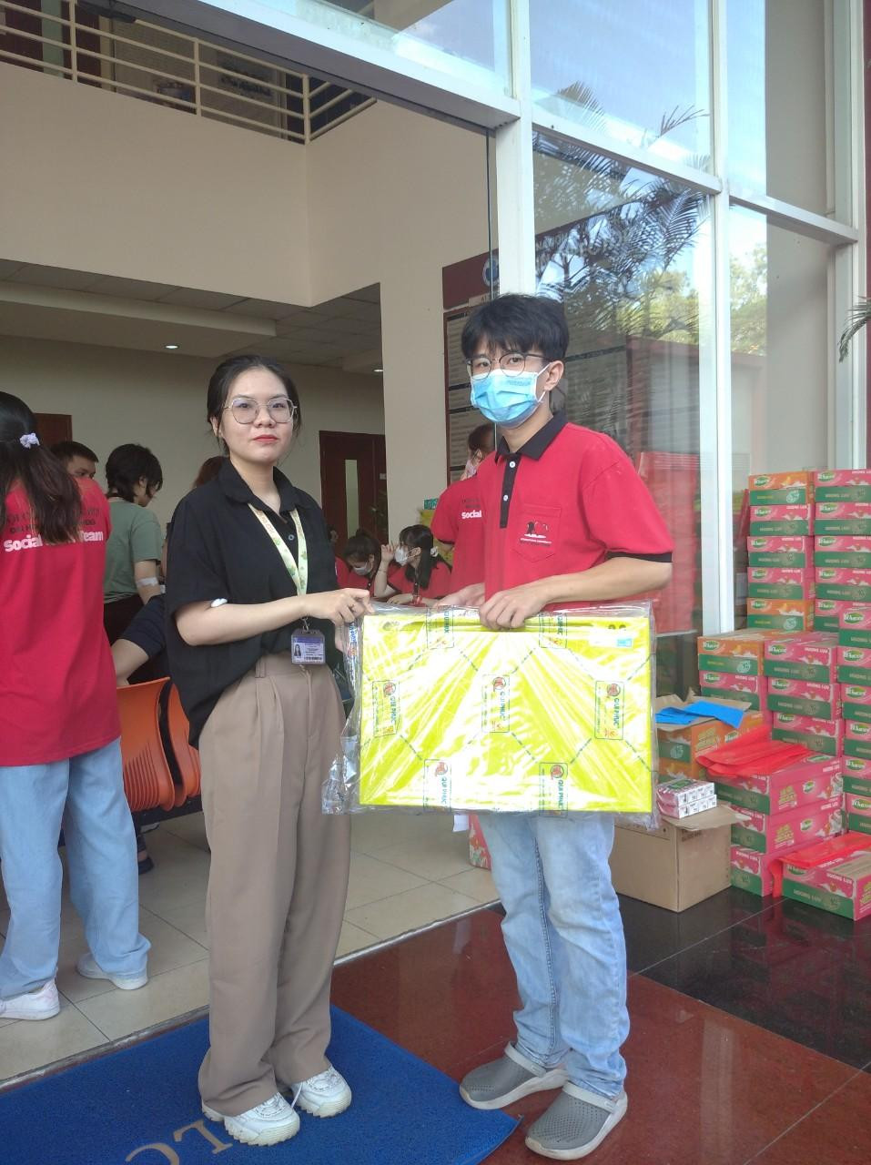 Tổng kết chương trình, Ban Tổ chức tiếp nhận được gần 300 đơn vị máu.