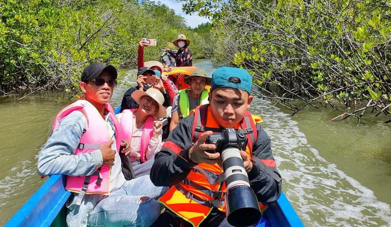 Chương trình trải nghiệm chèo SUP tại Cần Giờ do công ty của Nam thiết kế.
