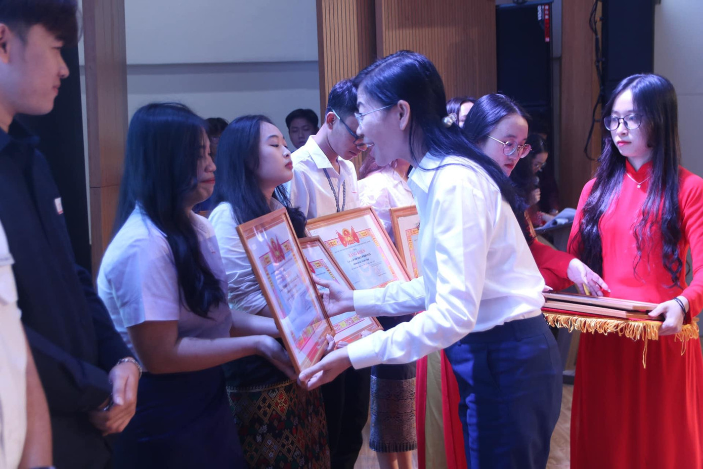 99 gương sinh viên Lào và 36 gương sinh viên Campuchia tiêu biểu năm 2022 đã được vinh danh.