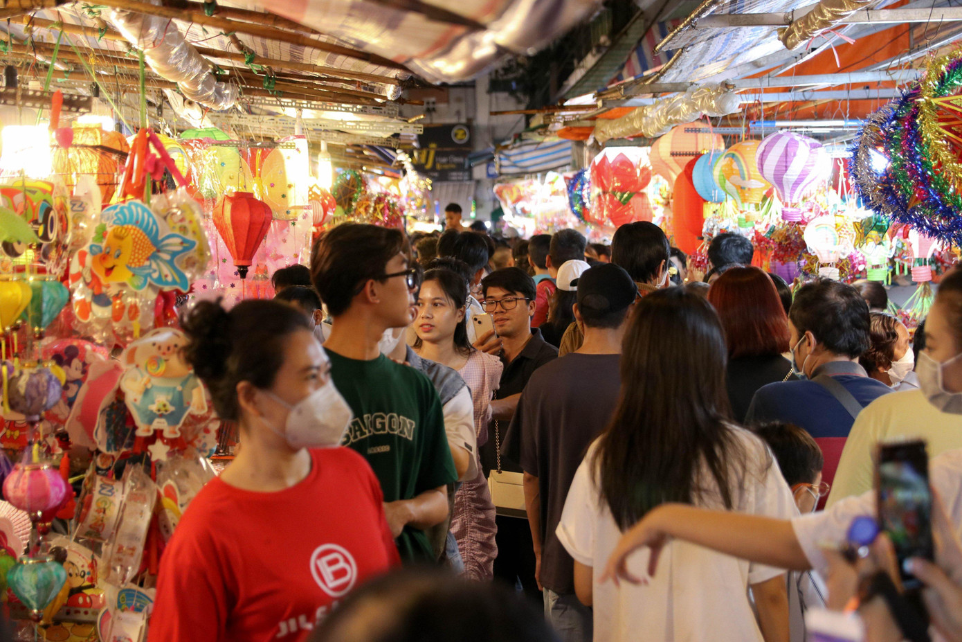 Càng gần Trung Thu, tuyến đường Lương Nhữ Học (Q. 5, TP. HCM) càng thêm phần tấp nập.