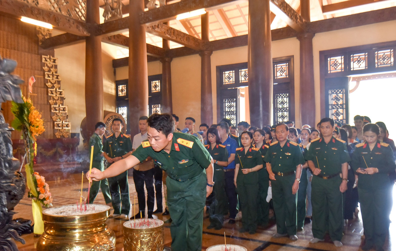 Đoàn viên, thanh niên đã đến dâng hương tưởng niệm tại Đền Bến Dược.
