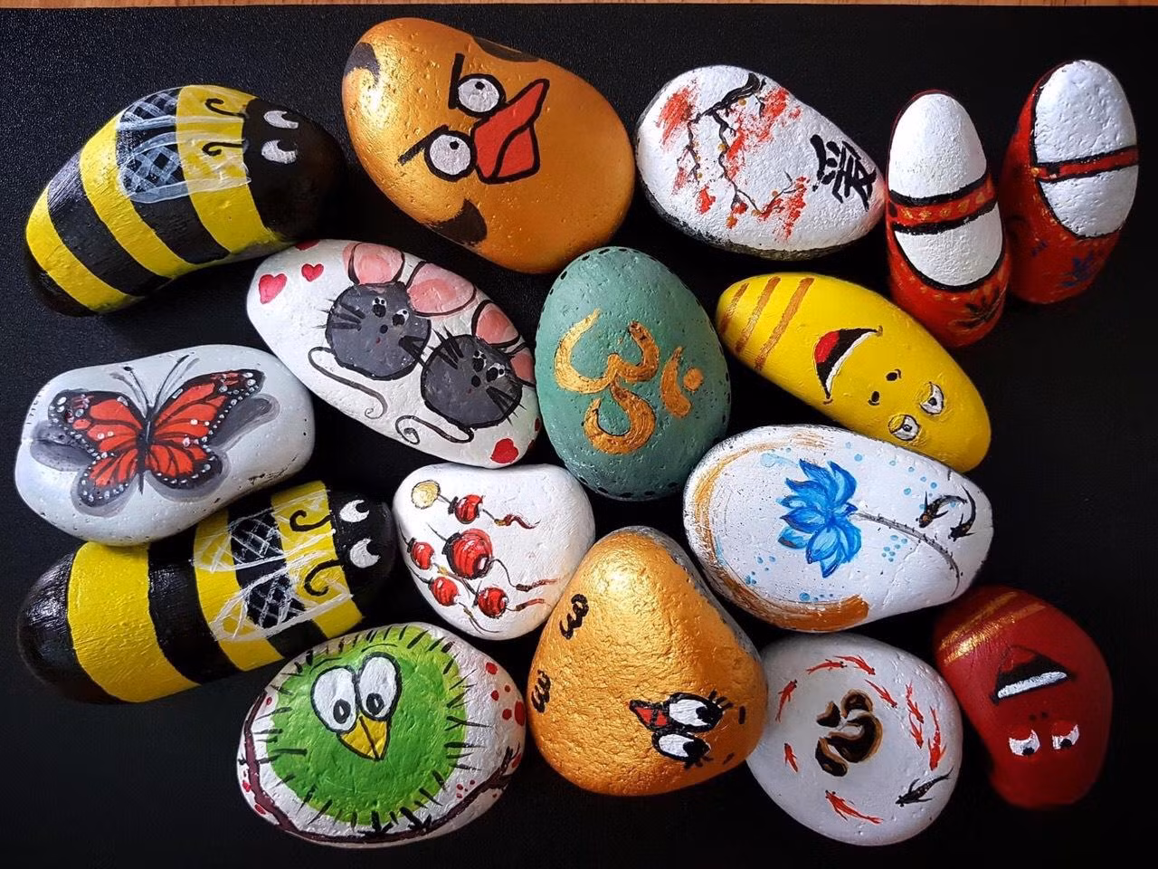 Sản phẩm vẽ tranh trên sỏi của các bạn trẻ tham gia buổi workshop do Khải tổ chức.