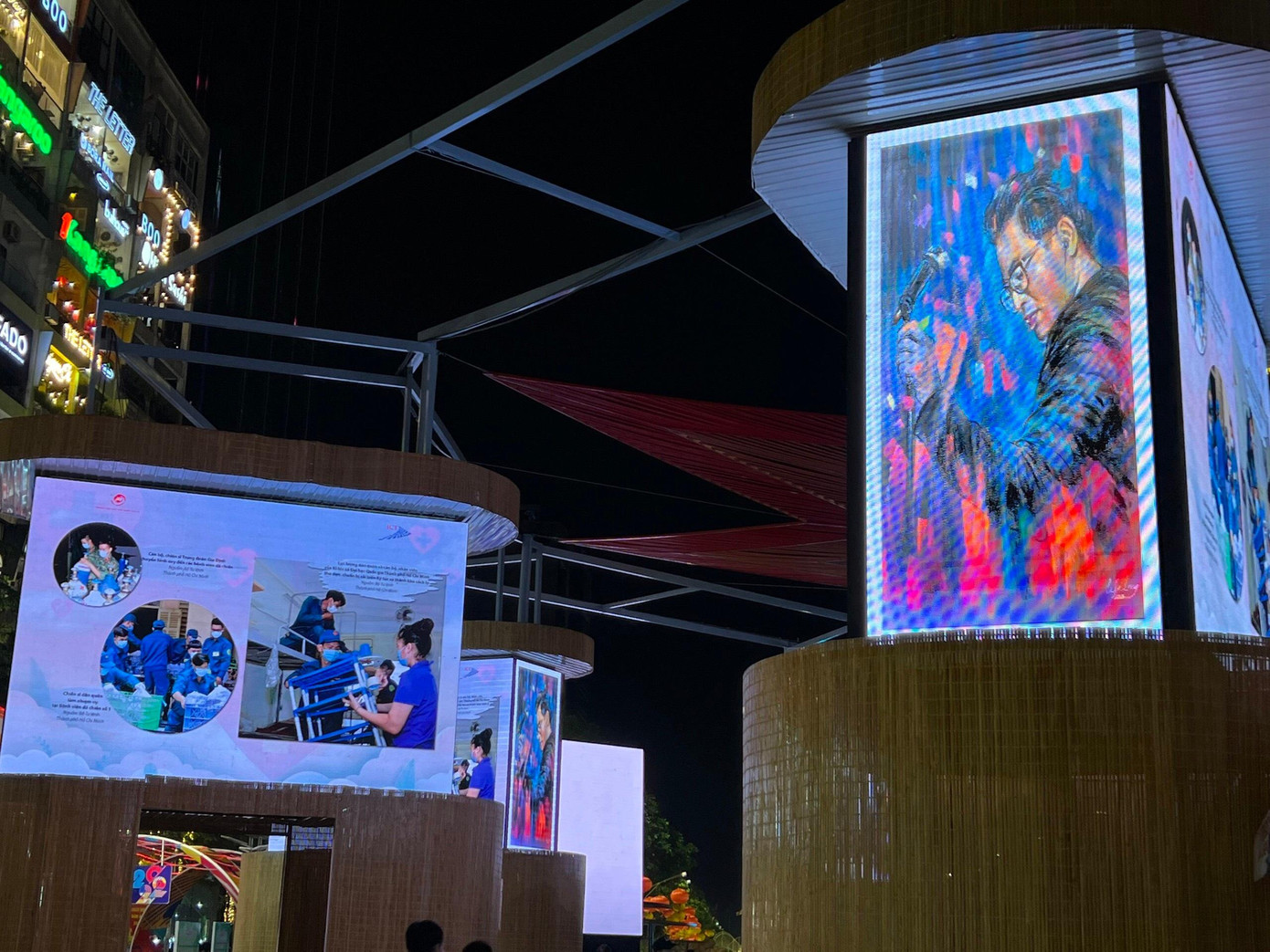 Ở giữa phố là những bản led tri ân lại khoảng thời gian chống chọi với đại dịch COVID-19 của TP. HCM với những bức tranh chân thực từ họa sĩ Lê Sa Long. Ở giữa phố là những bản led tri ân lại khoảng thời gian chống chọi với đại dịch COVID-19 của TP. HCM với những bức tranh chân thực từ họa sĩ Lê Sa Long.