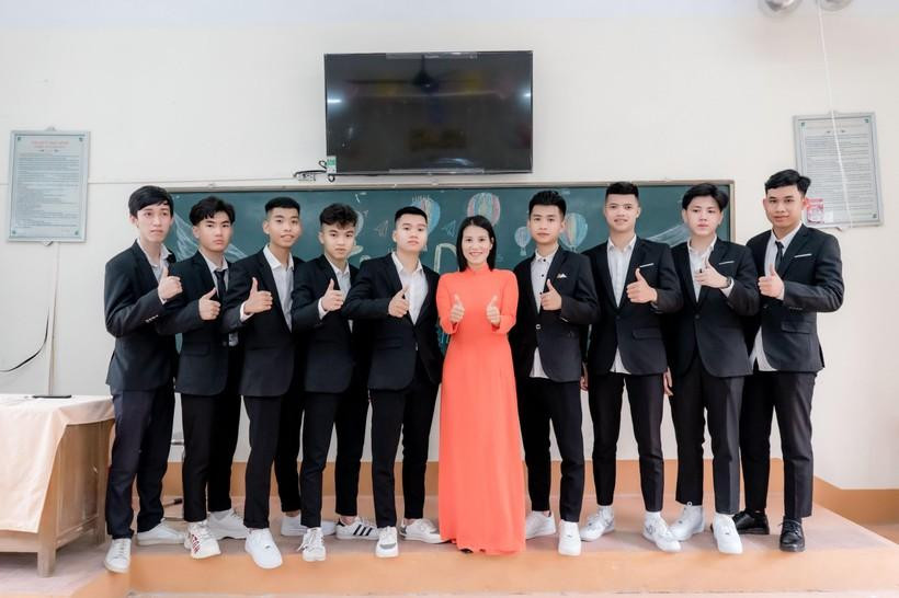 Trần Tiến Mạnh và các bạn cùng lớp. Trần Tiến Mạnh và các bạn cùng lớp.