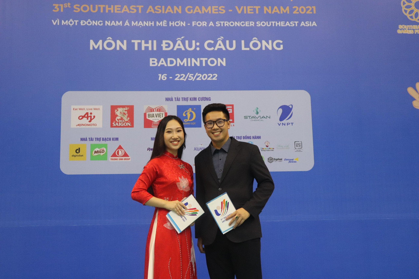 Trà My cùng đồng nghiệp dẫn chương trình tại SEA Games 31 vừa qua.