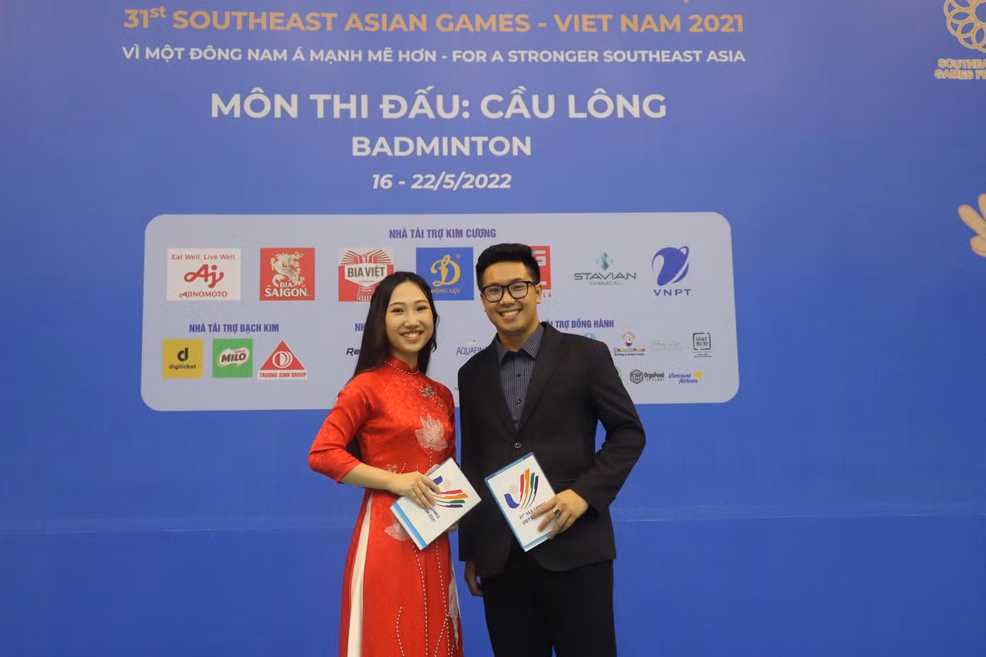 Trà My cùng đồng nghiệp dẫn chương trình tại SEA Games 31 vừa qua.
