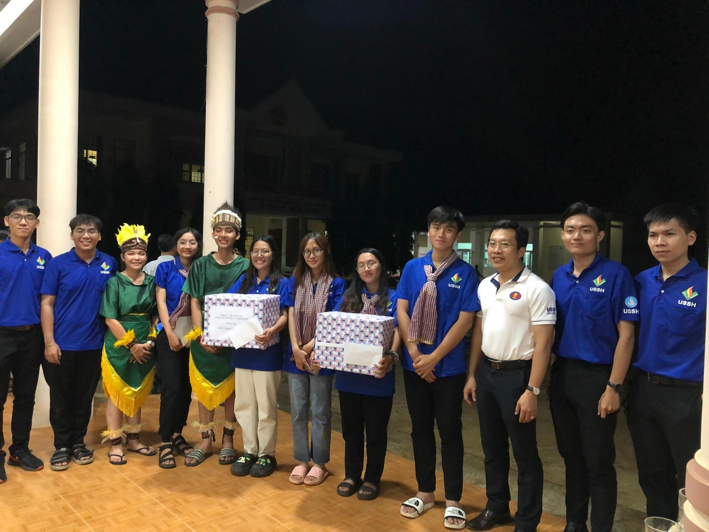 Quà tặng dành cho 2 đội hình trong buổi tổng kết.