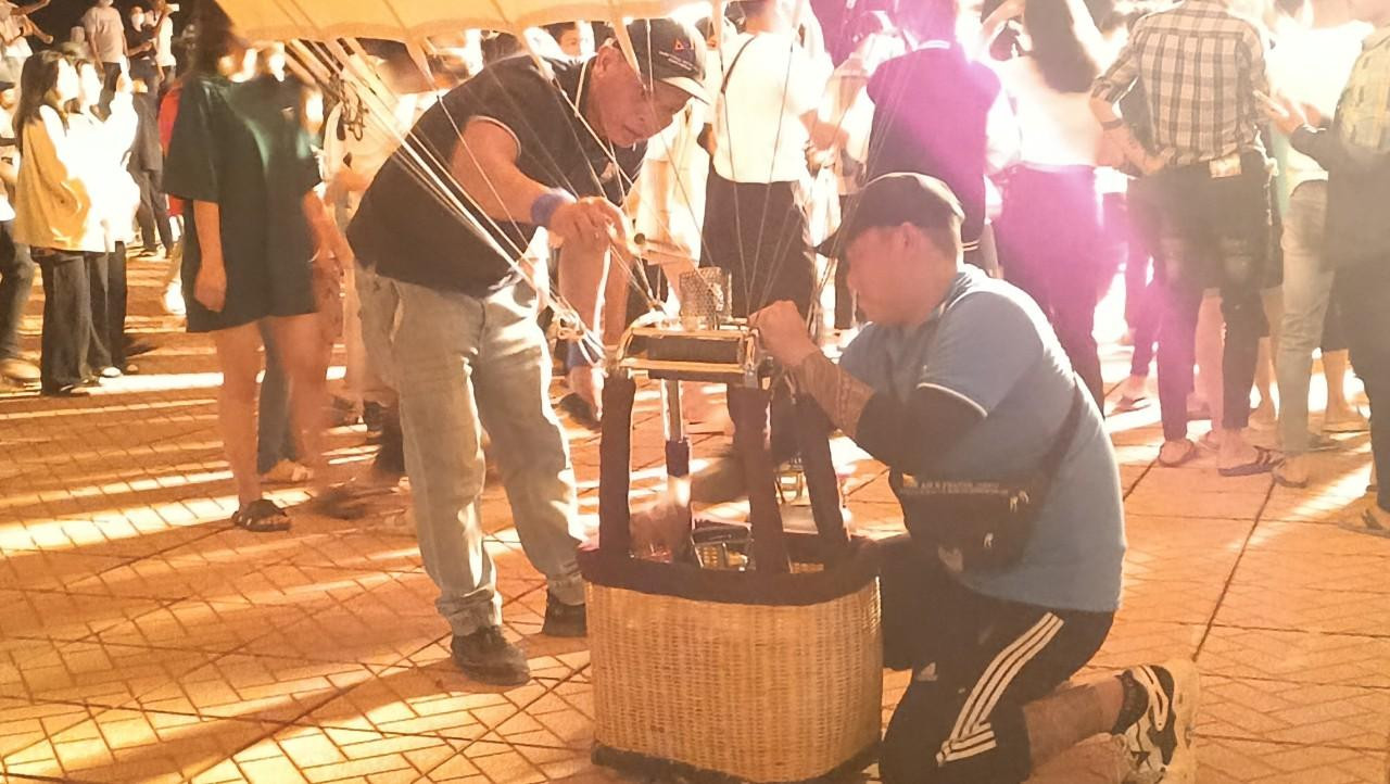 Nhân viên phải liên tục thay nhiên liệu phục vụ màn diễn đốt lửa. Nhân viên phải liên tục thay nhiên liệu phục vụ màn diễn đốt lửa.