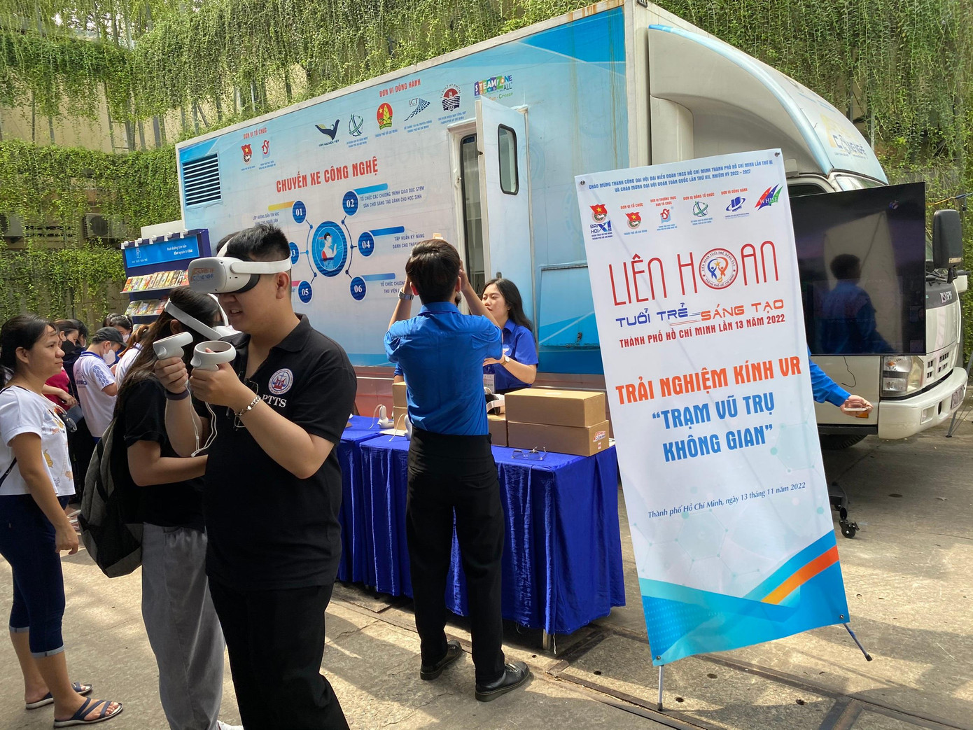 Các bạn trẻ trải nghiệm các mô hình công nghệ.