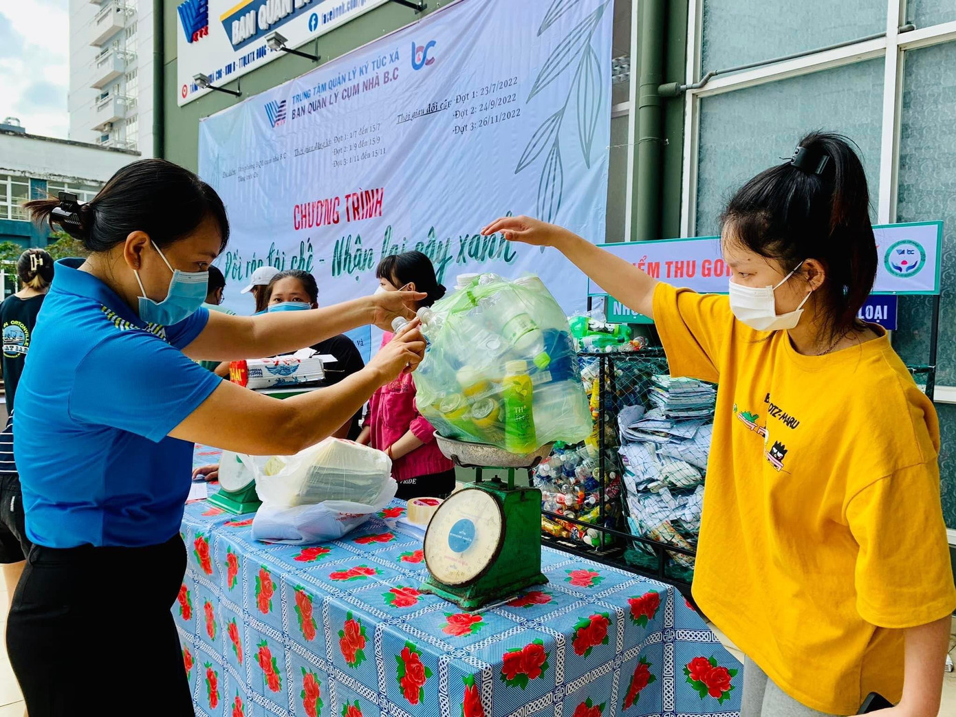 Những túi rác tái chế được sinh viên mang đến để đổi những chậu cây xanh.