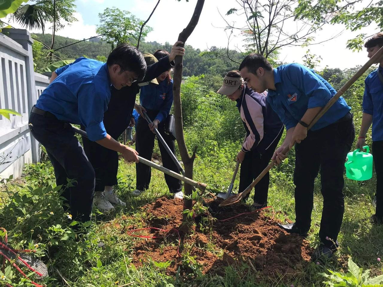 Anh Lê Hữu Việt - Bí thư Đoàn cơ sở báo Tiền Phong (bên trái) tham gia hoạt động trồng cây cùng các bạn đoàn viên, thanh niên Cơ quan T.Ư Đoàn.