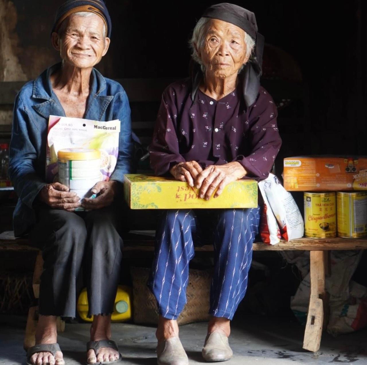 Những cụ già được An trao quà của các mạnh thường quân đến tận tay.