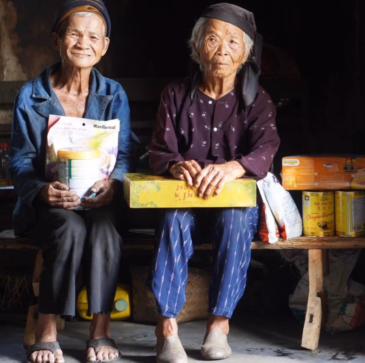 Những cụ già được An trao quà của các mạnh thường quân đến tận tay.