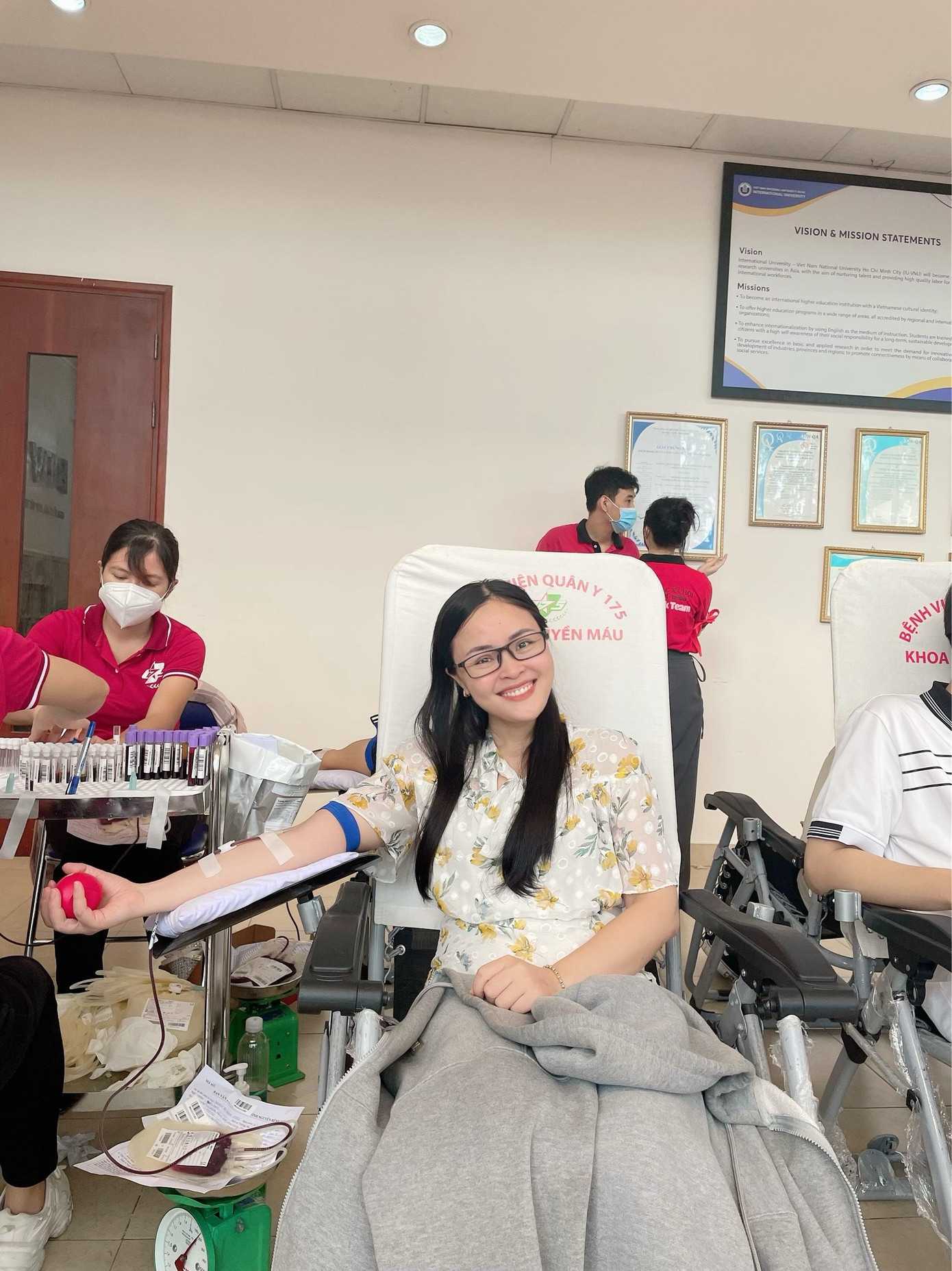 Nhiều giảng viên, cán bộ công nhân viên của trường ĐH Quốc tế (ĐHQG TP. HCM) cũng tham gia hiến máu tại chương trình.