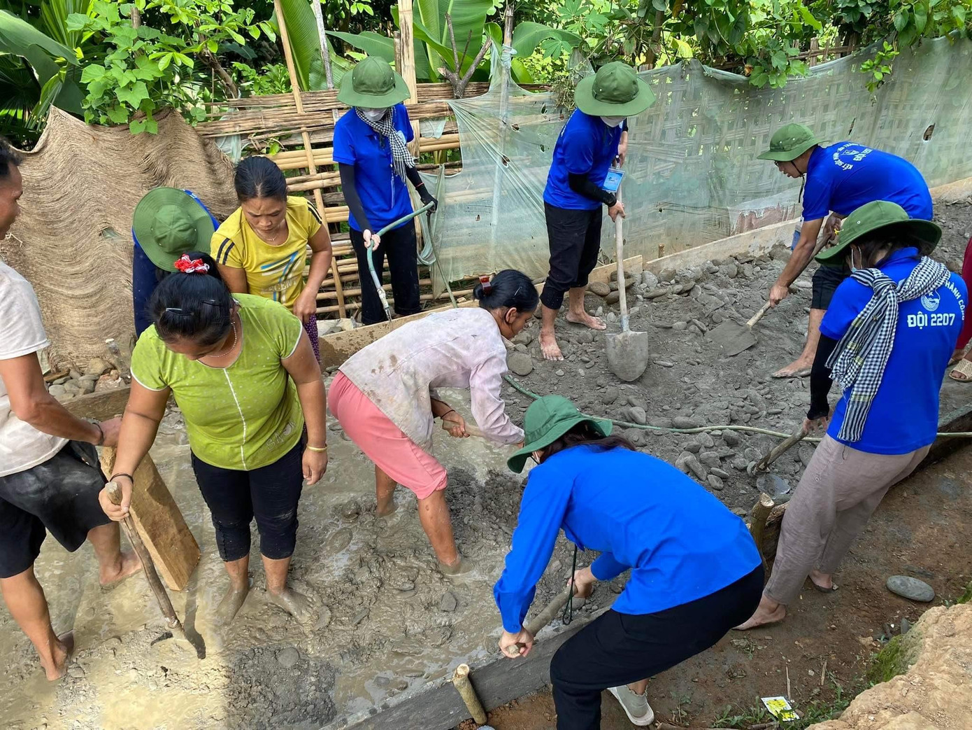 Đội cùng nhân dân Bản Phồng làm đường nông thôn nội bản, khắc phục sửa lại các đoạn đường xuống cấp.