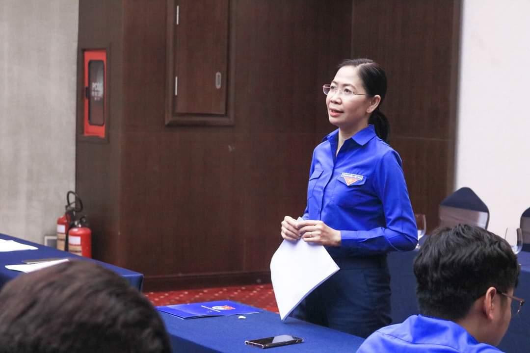 Chị Phan Thị Thanh Phương - Bí thư Thành Đoàn TP. HCM báo cáo Thường trực Thành ủy TP. HCM về công tác phòng chuẩn bị trước khi tham dự Đại hội.