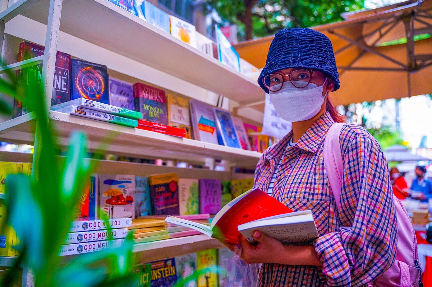 Nhiều bạn trẻ còn chọn di chuyển đi bộ nhiều hơn. Đây là cách để các bạn trẻ tăng cường sức khỏe mà lại giảm bớt chi phí sinh hoạt hằng tháng. Ngoài ra, nhiều bạn trẻ cũng tính toán, điều chỉnh lại hành vi mua sắm của mình, chỉ sắm những thứ thật sự cần thiết phục vụ cho việc học tập, sinh hoạt.