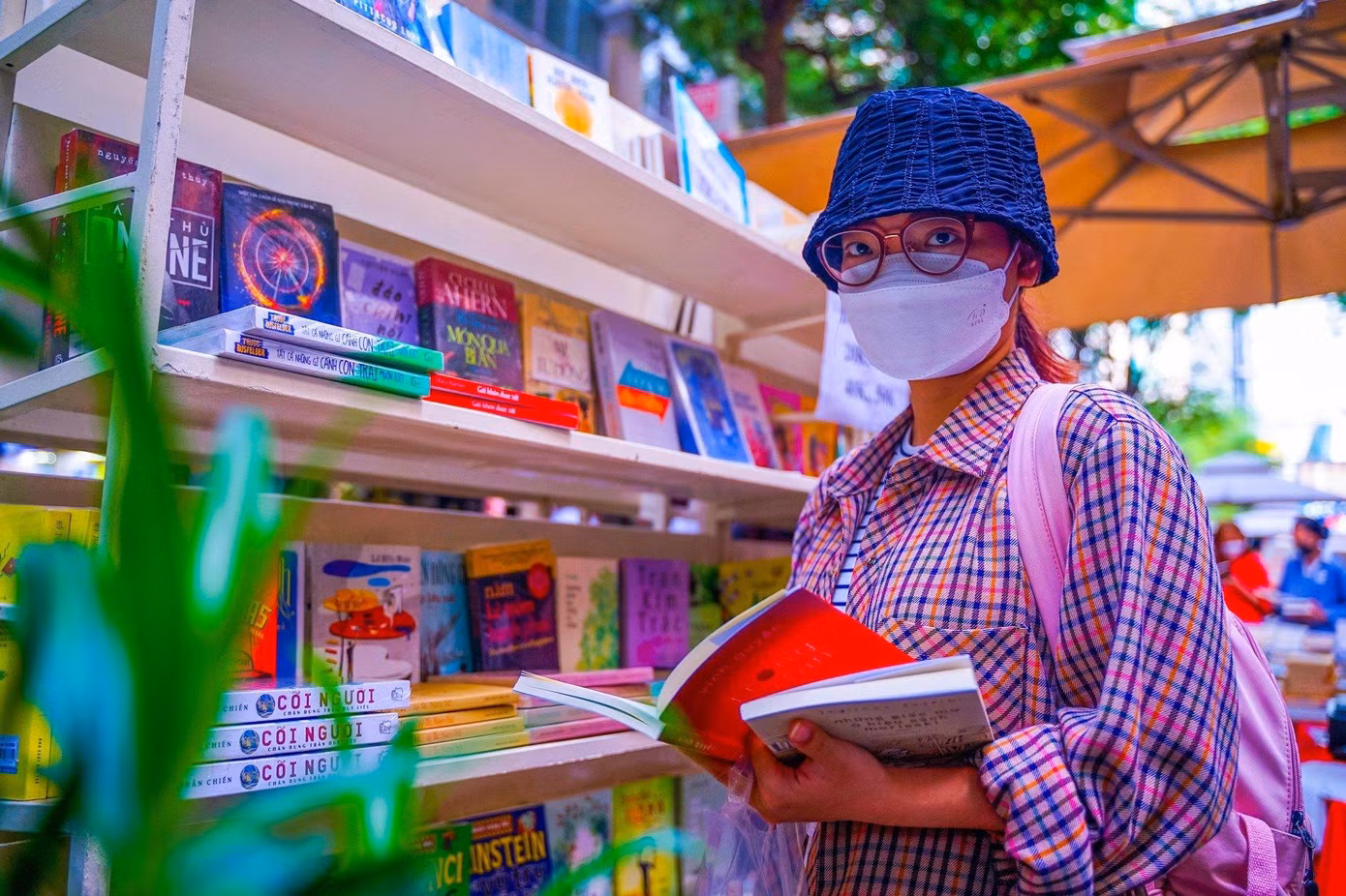 Nhiều bạn trẻ còn chọn di chuyển đi bộ nhiều hơn. Đây là cách để các bạn trẻ tăng cường sức khỏe mà lại giảm bớt chi phí sinh hoạt hằng tháng. Ngoài ra, nhiều bạn trẻ cũng tính toán, điều chỉnh lại hành vi mua sắm của mình, chỉ sắm những thứ thật sự cần thiết phục vụ cho việc học tập, sinh hoạt.