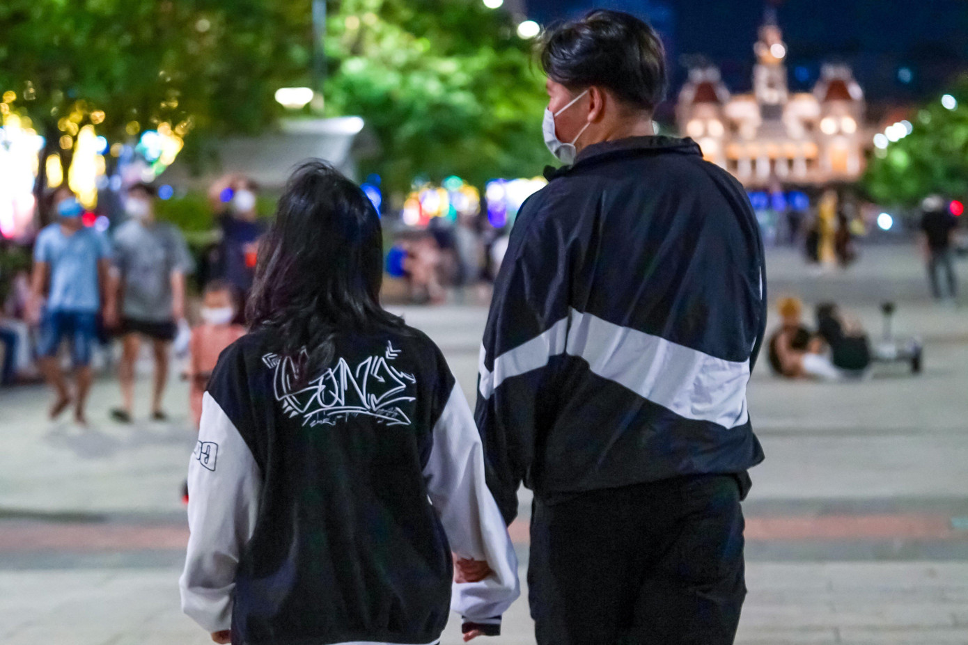 Nhiều cặp đôi trẻ đều chọn chỗ này là nơi cùng nhau hẹn hò, ngồi ngắm nhìn cảnh vật xung quanh để xả stress và là nơi để trò chuyện với nhau sau những giờ học tập và làm việc căng thẳng.