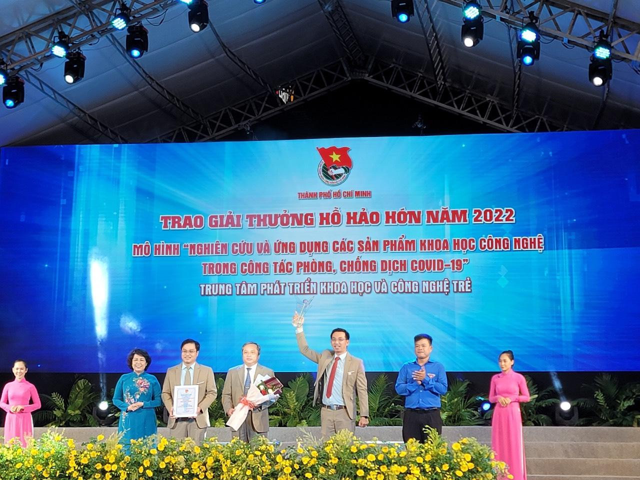 Trung tâm Phát triển Khoa học và Công nghệ Trẻ nhận giải thưởng Hồ Hảo Hớn.