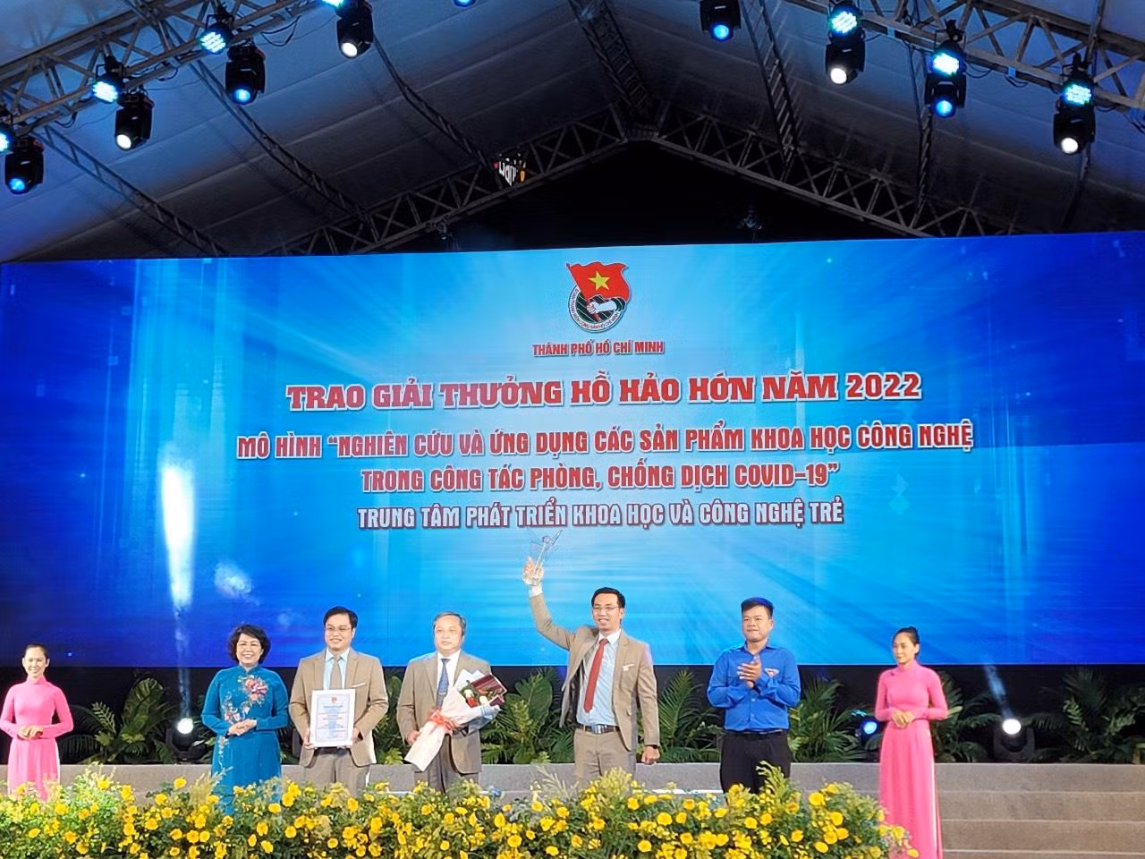 Trung tâm Phát triển Khoa học và Công nghệ Trẻ nhận giải thưởng Hồ Hảo Hớn.
