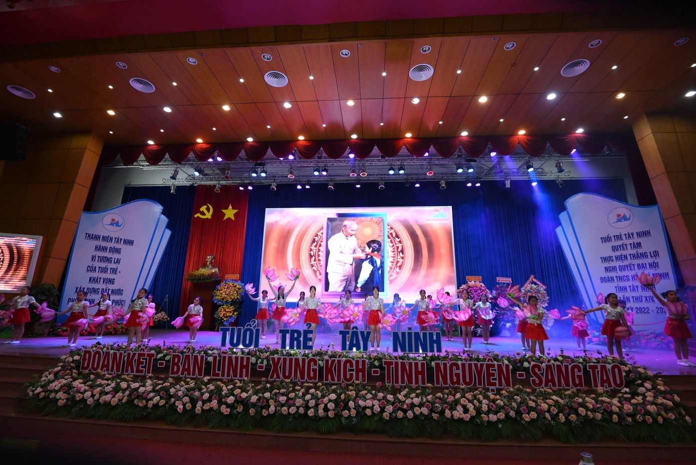 Những tiết mục văn nghệ chào mừng Đại hội Đoàn TNCS Hồ Chí Minh tỉnh Tây Ninh lần thứ XIV, nhiệm kỳ 2022 – 2027. (Ảnh: Việt Kiên) Những tiết mục văn nghệ chào mừng Đại hội Đoàn TNCS Hồ Chí Minh tỉnh Tây Ninh lần thứ XIV, nhiệm kỳ 2022 – 2027. (Ảnh: Việt Kiên)