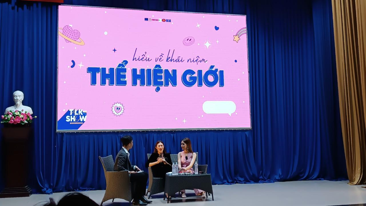 Hoa hậu Đỗ Nhật Hà (ngoài cùng, bên phải) và Chuyên gia tư vấn Tâm lý Mia Nguyễn (giữa) chia sẻ tại buổi talkshow. Hoa hậu Đỗ Nhật Hà (ngoài cùng, bên phải) và Chuyên gia tư vấn Tâm lý Mia Nguyễn (giữa) chia sẻ tại buổi talkshow.