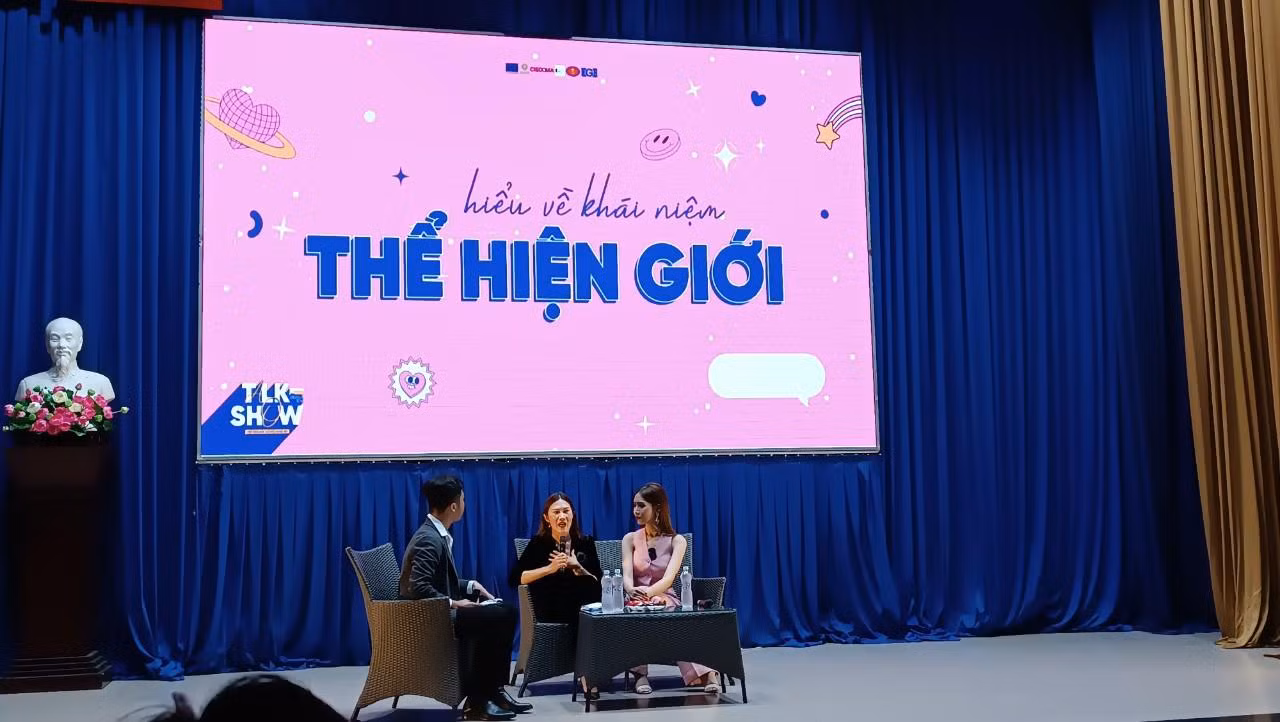 Hoa hậu Đỗ Nhật Hà (ngoài cùng, bên phải) và Chuyên gia tư vấn Tâm lý Mia Nguyễn (giữa) chia sẻ tại buổi talkshow.