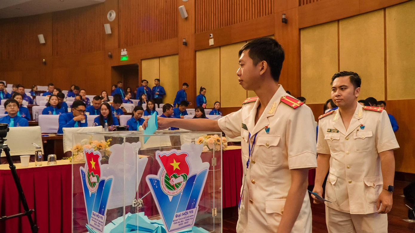 Đại biểu bỏ phiếu bầu đoàn đại biểu chính thức dự Đại hội Đoàn toàn quốc lần thứ XII, với 12 anh chị. Đại biểu bỏ phiếu bầu đoàn đại biểu chính thức dự Đại hội Đoàn toàn quốc lần thứ XII, với 12 anh chị.