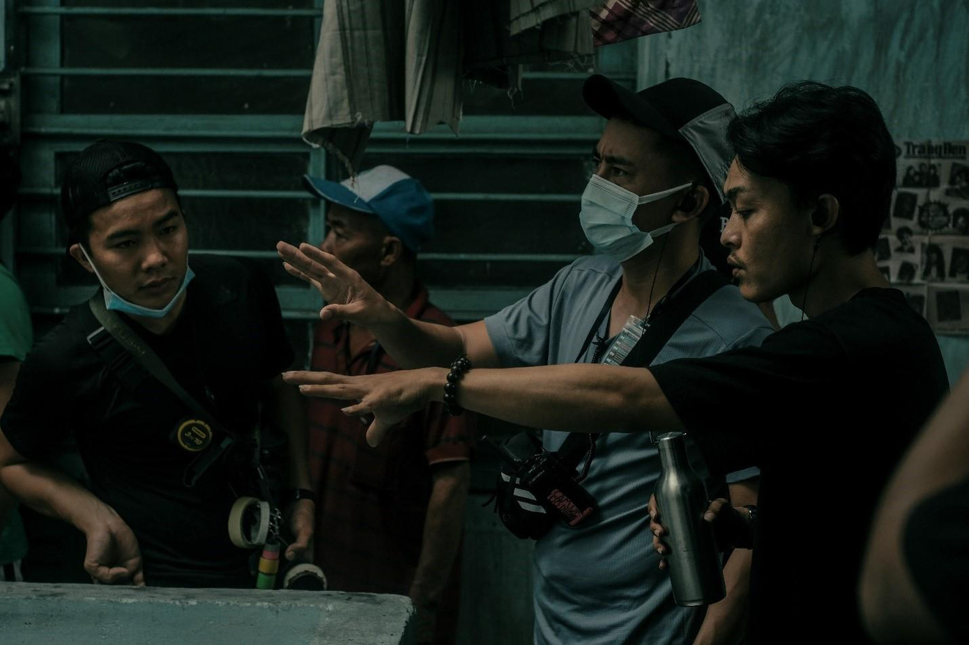 Ê kíp làm phim đang họp bàn chuẩn bị cho một cảnh quay của diễn viên Đình Phi và nghệ sĩ Mạc Can.