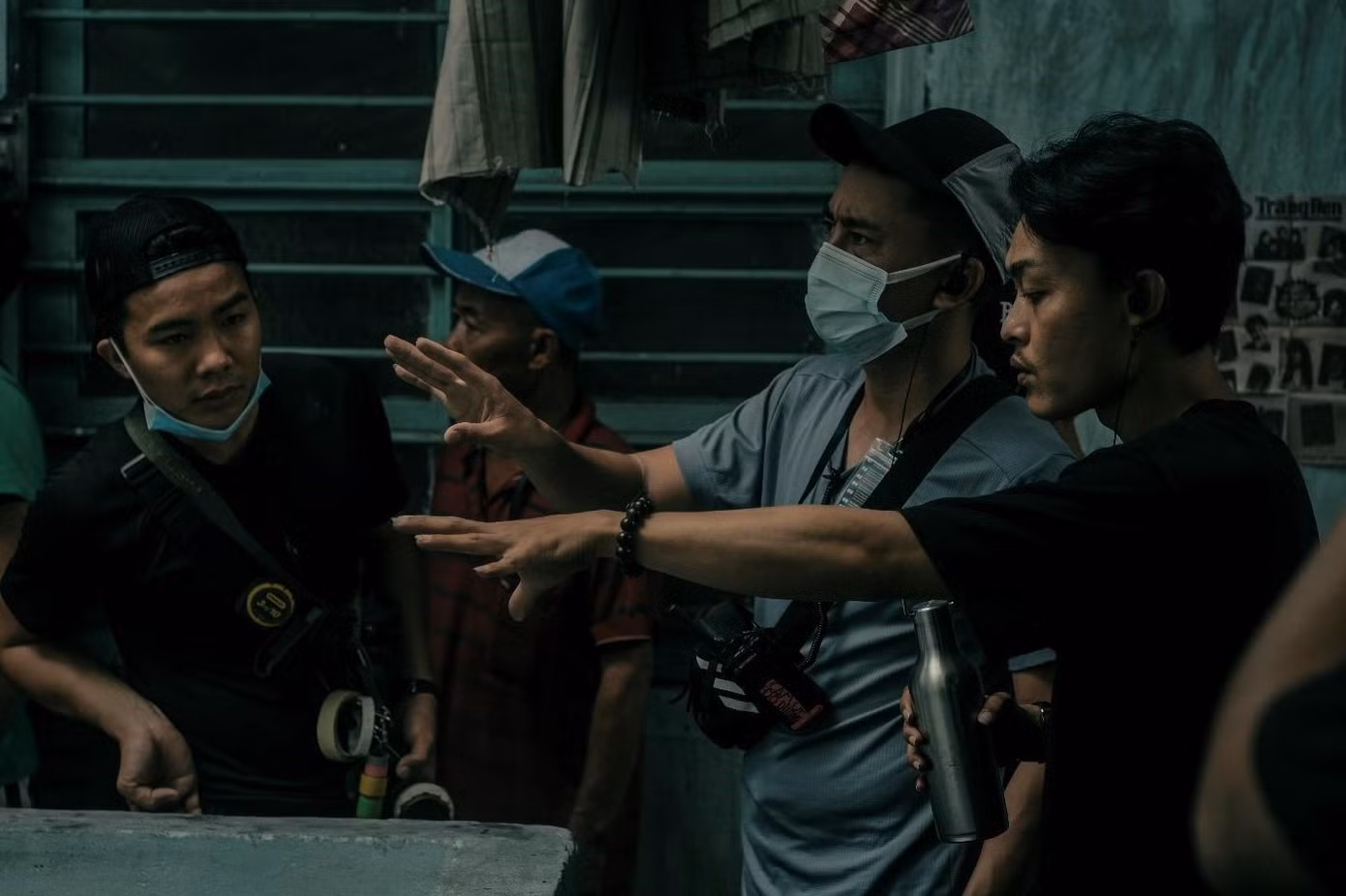 Ê kíp làm phim đang họp bàn chuẩn bị cho một cảnh quay của diễn viên Đình Phi và nghệ sĩ Mạc Can. Ê kíp làm phim đang họp bàn chuẩn bị cho một cảnh quay của diễn viên Đình Phi và nghệ sĩ Mạc Can.