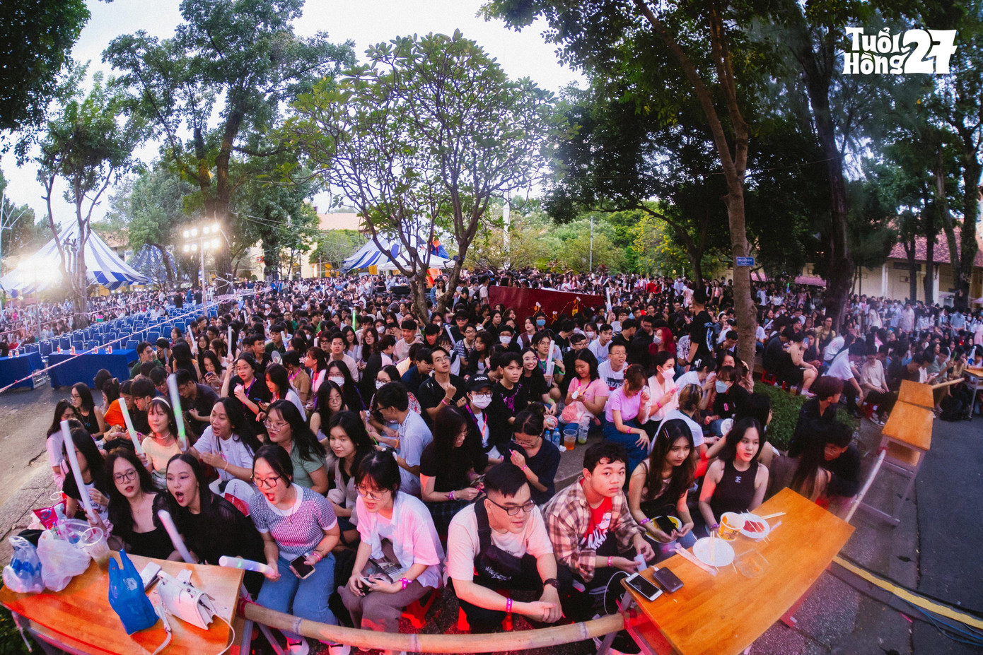 Nhiều bạn trẻ đã có mặt từ rất sớm để đóm xem đêm nhạc Tuổi Hồng 27. Được biết Tuổi Hồng đã cháy vé sau 9 phút mở bán. Nhiều bạn trẻ đã có mặt từ rất sớm để đóm xem đêm nhạc Tuổi Hồng 27. Được biết Tuổi Hồng đã cháy vé sau 9 phút mở bán.