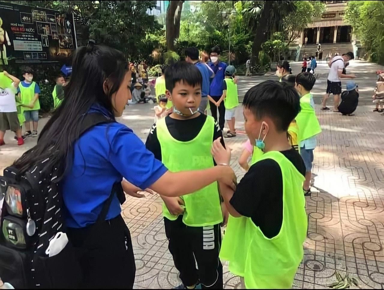 Làm việc cùng trẻ là cơ hội để Kim Ngân được thực hành các kiến thức về chuyên ngành.