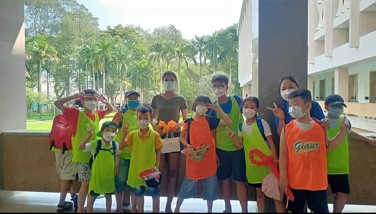 Kim Ngân (thứ hai bên phải) trong một hoạt động dã ngoại cho trẻ.