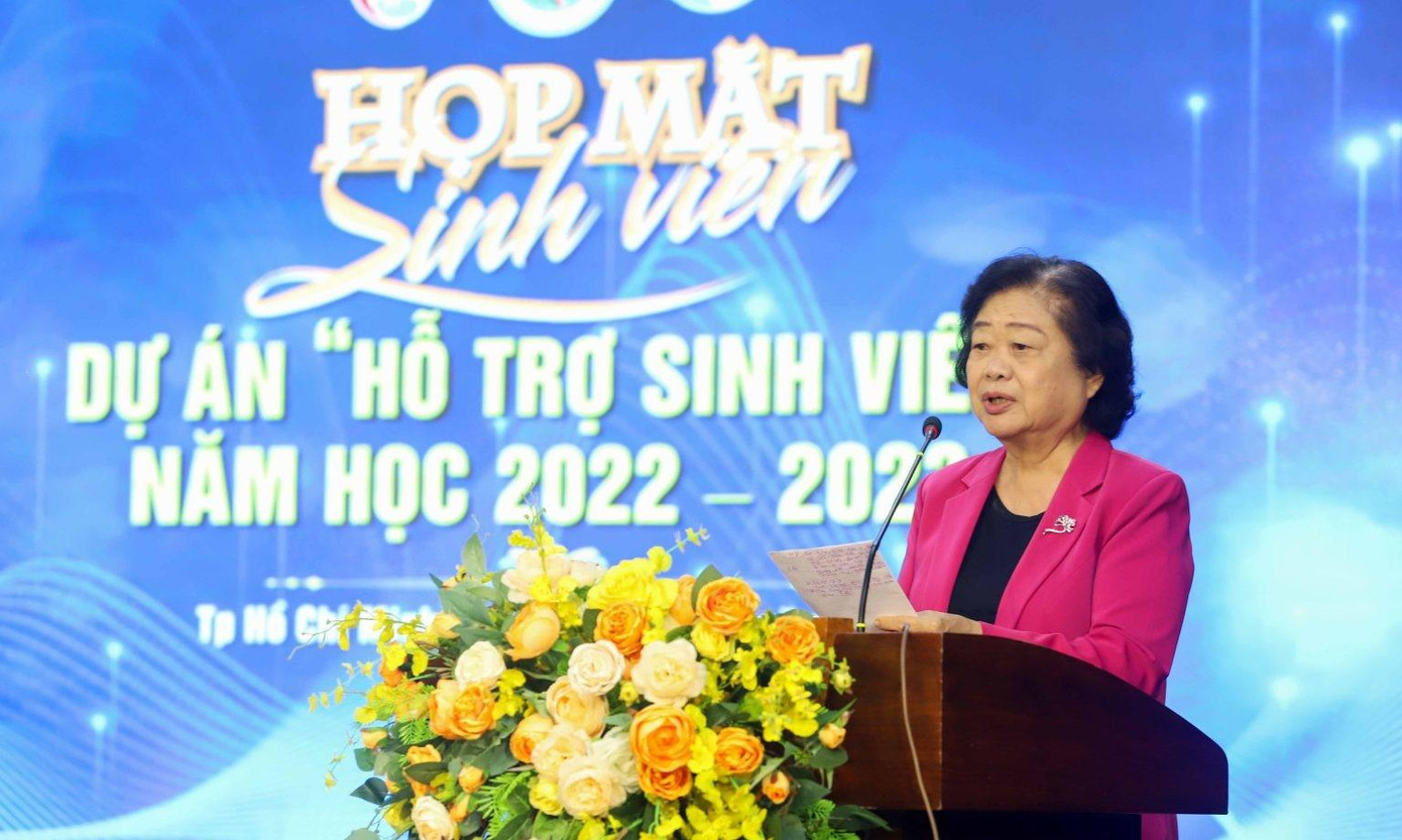 Bà Trương Mỹ Hoa, nguyên Phó Chủ tịch nước, Chủ tịch Quỹ học bổng Vừ A Dính phát biểu tại buổi trao học bổng. Bà Trương Mỹ Hoa, nguyên Phó Chủ tịch nước, Chủ tịch Quỹ học bổng Vừ A Dính phát biểu tại buổi trao học bổng.