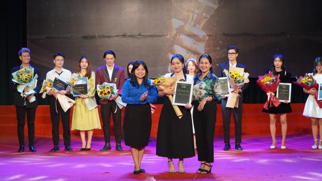 Mới chỉ theo đuổi nghề dẫn một năm, Thảo Uyên đã bỏ túi những thành tích đáng nể.