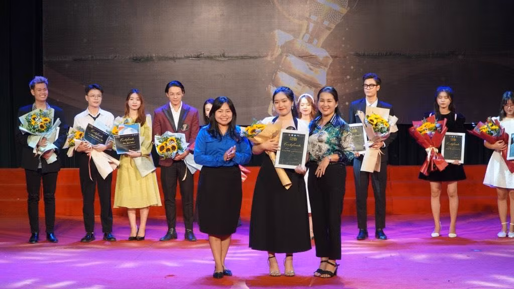 Mới chỉ theo đuổi nghề dẫn một năm, Thảo Uyên đã bỏ túi những thành tích đáng nể. Mới chỉ theo đuổi nghề dẫn một năm, Thảo Uyên đã bỏ túi những thành tích đáng nể.