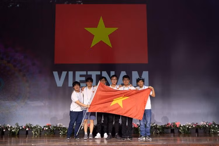 Ngọc Bình cùng 5 đại diện của đội tuyển Việt Nam tại Lễ Khai mạc IMO 2022.