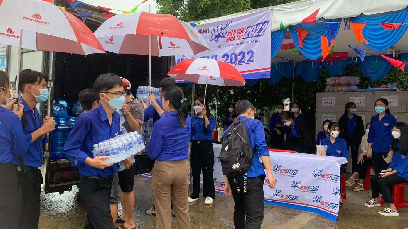 Trước đó các tình nguyện viên đã chuyền tay nhau từng vật phẩm sẵn sàng hỗ trợ thí sinh Ảnh: Phước Sáng.