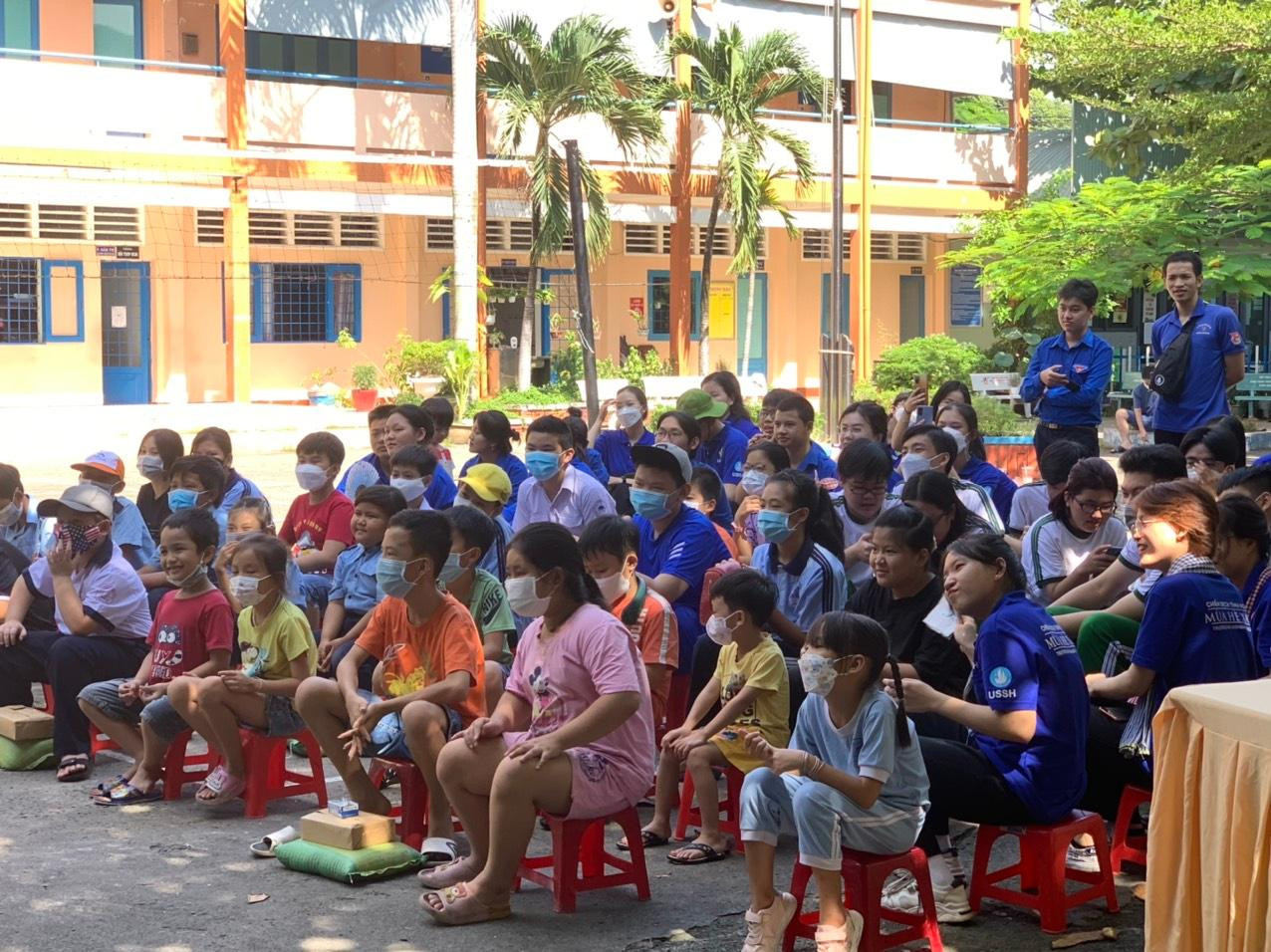 Với nhiều em nhỏ, mùa Hè này thêm phần hứng khởi khi các anh chị sinh viên về tổ chức chương trình Hè.