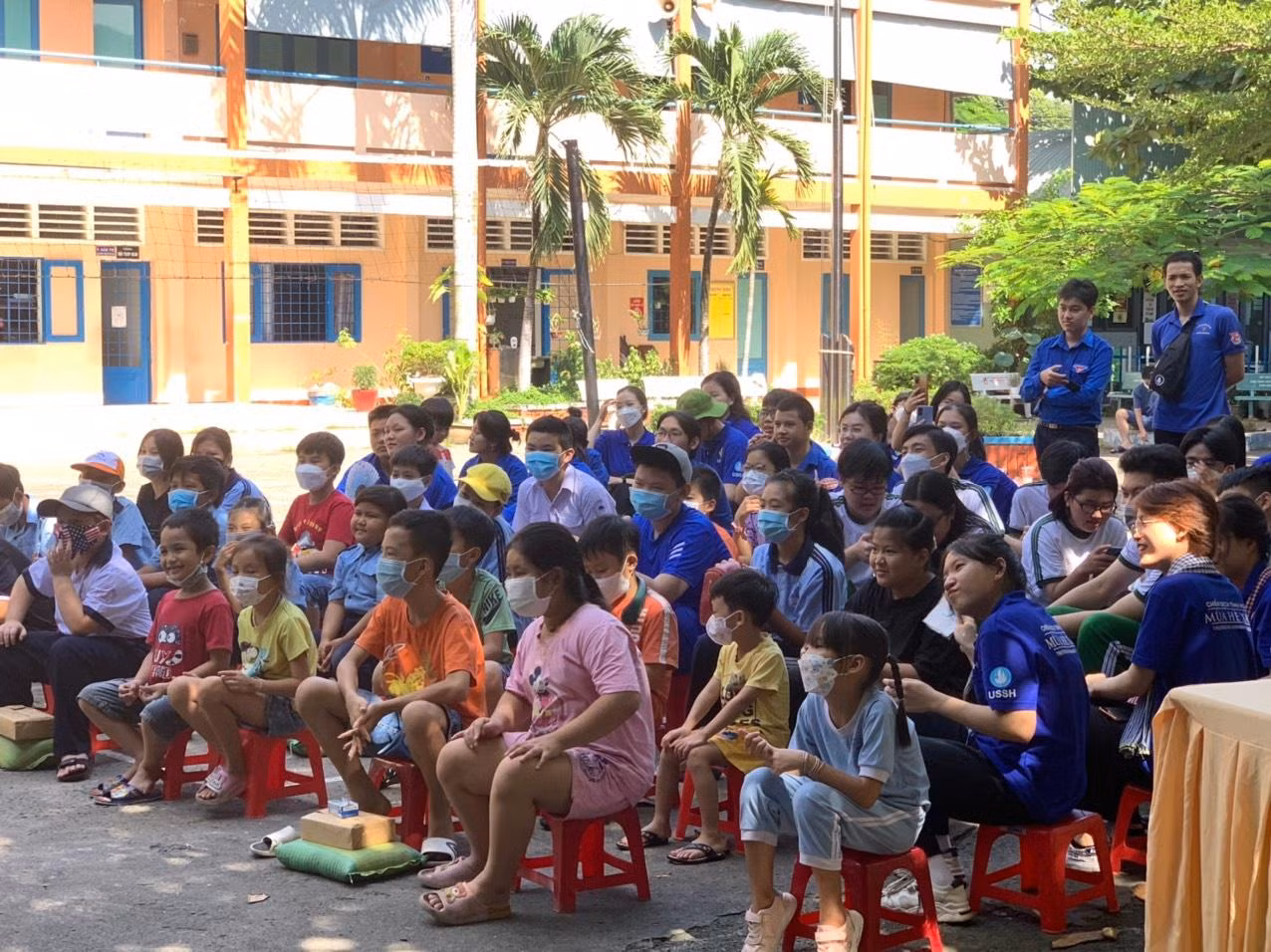Với nhiều em nhỏ, mùa Hè này thêm phần hứng khởi khi các anh chị sinh viên về tổ chức chương trình Hè.