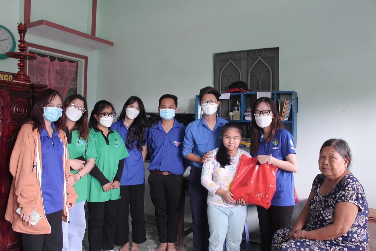 CLB Phông Xanh gửi trao những xuất quà cho các em có hoàn cảnh khó khăn.