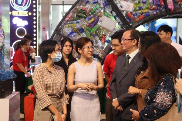 Các thí sinh trình bày ý tưởng và thông điệp của mình cho Ban Tổ chức.