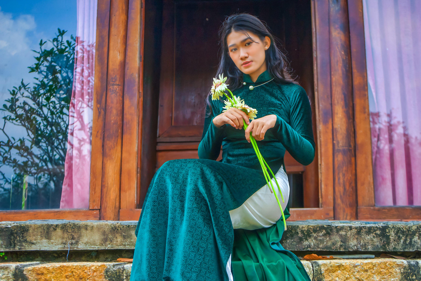 Khoác lên mình bộ trang phục áo dài thướt tha được may từ chất liệu vải nhung, Phương Quỳnh cho biết bản thân rất thích sự đơn giản không quá cầu kỳ, chính vì vậy khi chọn trang phục chụp ảnh Quỳnh đã ưu tiên cho những bộ trang phục áo dài có thiết kế đơn giản như thế này.